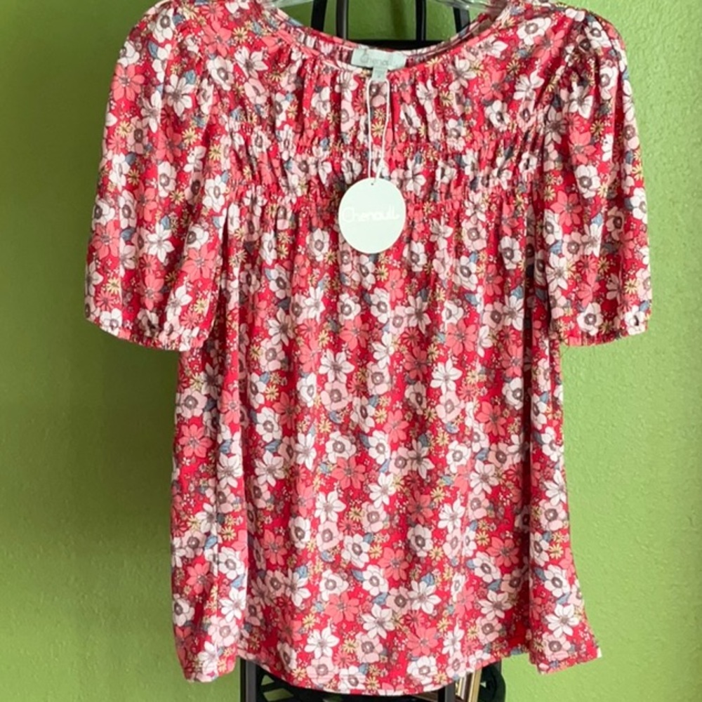 💖New Listing! Chenault Coral floral crew neck blouse with bodice shirring